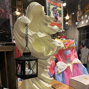 Cracker Barrel exclusive Resin Ghost with Lantern NIB